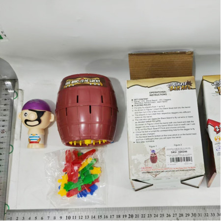 Jucarie interactiva Pirat Saltaret, Cyrax, Joc de Grup/Familie, 16 sabii + 1 Pirat, 10 x 10 x 16.5 cm Mov/Maro