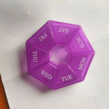 Cutie separator medicamente cu zilele saptamanii,  Plastic, 7 compartimente, Mov