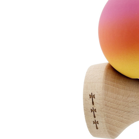 Kendama X Originala, Profesionala, Cyrax, Cupe Mari KING SIZE V3, Rubber Grip, Gaura in Baza, Rulment Metalic, din lemn 18 cm, Ata 62/65 cm, Gradient Roz/Rosu/Galben