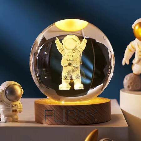 Lampa LED Decorativa,  cu Bila de Cristal cu Diametru 6cm, Model Astronaut 3D, Alimentare USB, Suport din Lemn, Lumina Alb Cald