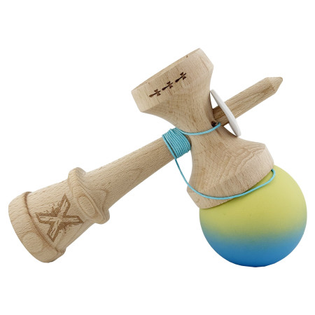 Kendama X Originala, Profesionala, Cyrax, Cupe Mari KING SIZE V3, Rubber Grip, Gaura in Baza, Rulment Metalic, din lemn 18 cm, Ata 62/65 cm, Gradient Galben/Albastru deschis