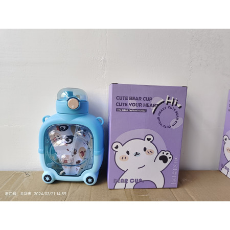 Sticla cu pai pentru copii, Cyrax, model ursulet, gradata, stickere aplicate, curea reglabila, din plastic rezistent la cadere, 1l, Albastru, 20 x 13 cm