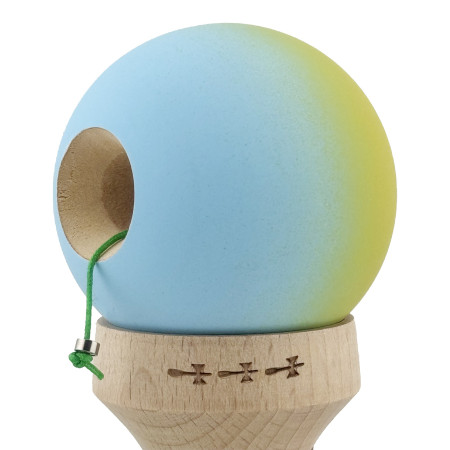Kendama X Originala, Profesionala, Cyrax, Rubber Grip, Cupe Mari KING SIZE V3, Gaura in Baza, Rulment Metalic, din lemn 18 cm, Ata 62/65 cm, Gradient Galben/Albastru deschis