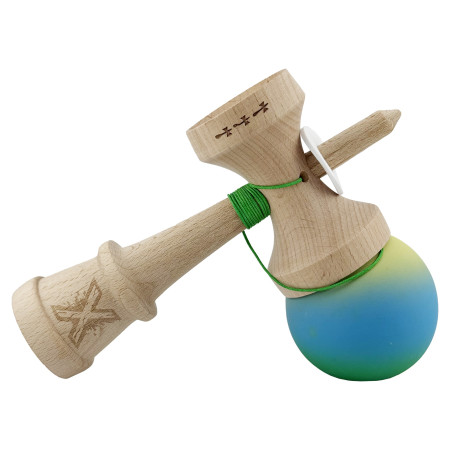 Kendama X Originala, Profesionala, Cyrax, Cupe Mari KING SIZE V3, Rubber Grip, Gaura in Baza, Rulment Metalic, din lemn 18 cm, Ata 62/65 cm, Gradient Galben/Albastru/Verde
