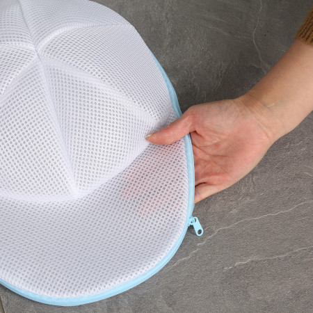 Husa de Spalare Sapca,  pentru Masina de Spalat, din Poliester, Circumferinta 53 cm, cu Fermoar, Alb/Albastru