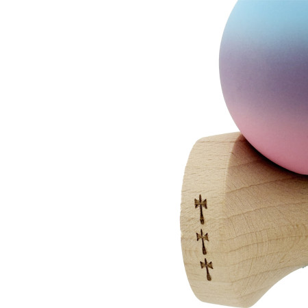 Kendama X Originala, Profesionala, Cyrax, Cupe Mari KING SIZE V3, Rubber Grip, Gaura in Baza, Rulment Metalic, din lemn 18 cm, Ata 62/65 cm, Gradient Albastru deschis/Mov/Roz