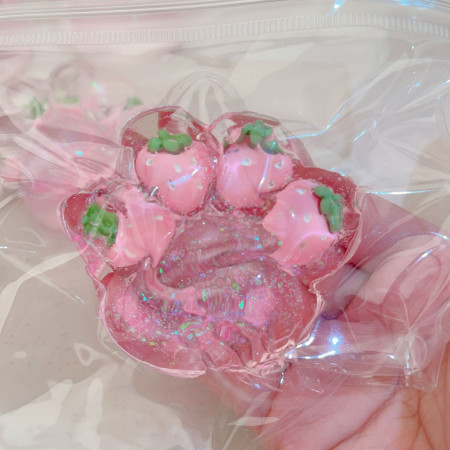 Jucarie Antistres Squishy, Cyrax, cu Revenire Lenta, Squeeze Pinch Family, Model Labuta de Pisica cu Sclipici, 6.5x6 cm, 60g, Ambalaj Transparent, Roz