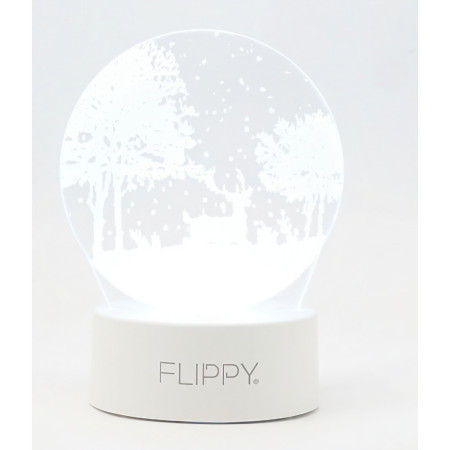 Lampa LED decorativa,  3D, Peisaj de iarna, cu telecomanda, doua moduri de alimentare USB si baterii, 20 cm inaltime, din material acril si lumina multicolora, alb