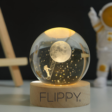 Lampa LED Decorativa,  cu Bila de Cristal cu Diametru 6cm, Model Astronaut pe Scara catre Luna 3D, Alimentare USB, Suport din Lemn, Lumina Alb Cald
