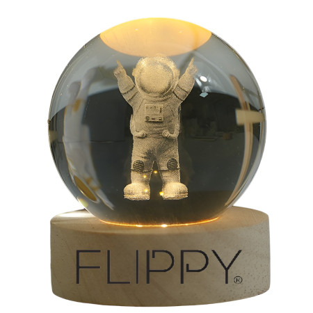 Lampa LED Decorativa,  cu Bila de Cristal cu Diametru 6cm, Model Astronaut 3D, Alimentare USB, Suport din Lemn, Lumina Alb Cald