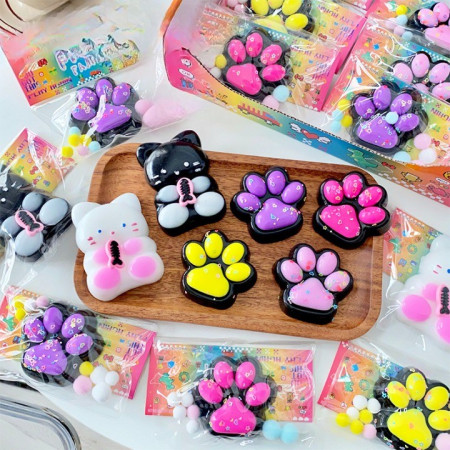 Jucarie Antistres Squishy, Cyrax, cu Revenire Lenta, Squeeze Pinch Family, Model Labuta de Pisica, 6.8x6.2 cm, 55g, Ambalaj Transparent, Mov