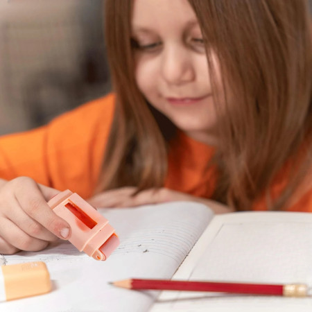 Radiera Retractabila,  Model Ursulet, Reglare Push-Pull, Radiera de tip Push, Doua Radiere de Rezerva in set din Cauciuc, Roz deschis