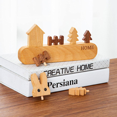 Suport pentru Chei,  din Lemn, Aplicare fara Perforare, Adeziv Inclus, 5 Carlige Albe, Model Casuta, Greutate Suportata 5 kg, 13.5 x 23 cm, Maro