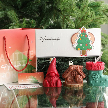 Lumanari Parfumate de Craciun,  GIFT BOX din 3 Lumanari din Ceara de Soia, Model B Pitic, Casuta, Ciorap, 22.5 x 9.5 x 9 cm, Multicolor