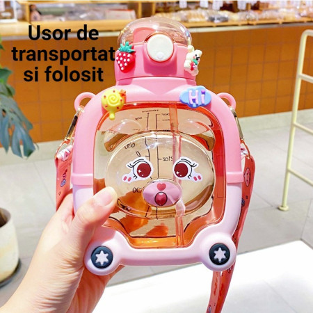 Sticla cu pai pentru copii, Cyrax, model ursulet, gradata, stickere aplicate, curea reglabila, din plastic rezistent la cadere, 1l, Roz, 20 x 13 cm