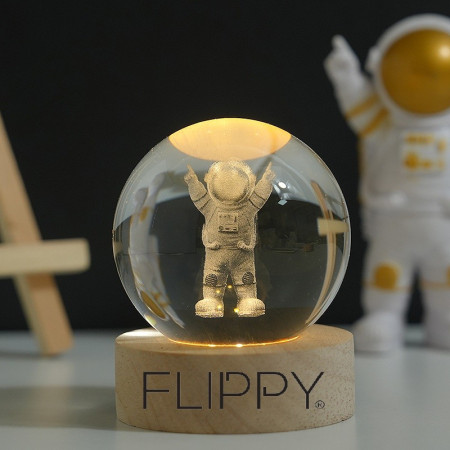 Lampa LED Decorativa,  cu Bila de Cristal cu Diametru 6cm, Model Astronaut 3D, Alimentare USB, Suport din Lemn, Lumina Alb Cald