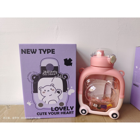 Sticla cu pai pentru copii, Cyrax, model ursulet, gradata, stickere aplicate, curea reglabila, din plastic rezistent la cadere, 1l, Roz, 20 x 13 cm