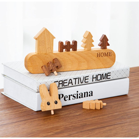 Suport pentru Chei,  din Lemn, Aplicare fara Perforare, Adeziv Inclus, 5 Carlige Negre, Model Casuta, Greutate Suportata 5 kg, 13.5 x 23 cm, Maro