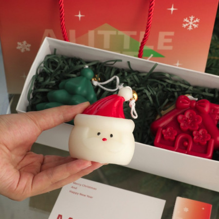 Lumanari Parfumate de Craciun,  GIFT BOX din 3 Lumanari din Ceara de Soia, Model C Om de Zapada, Brad, Casuta, 22.5 x 9.5 x 9 cm, Multicolor