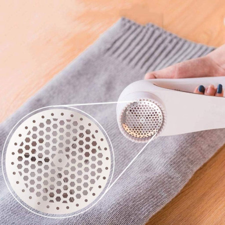 Aparat Pentru Curatat Scame, Par Si Praf,  Trimmer pentru Diferite Tipuri De Material, Cu Lame Din Otel Inoxidabil, Maner Ergonomic, Incarcare Prin USB, 15x6x9 cm, Alb