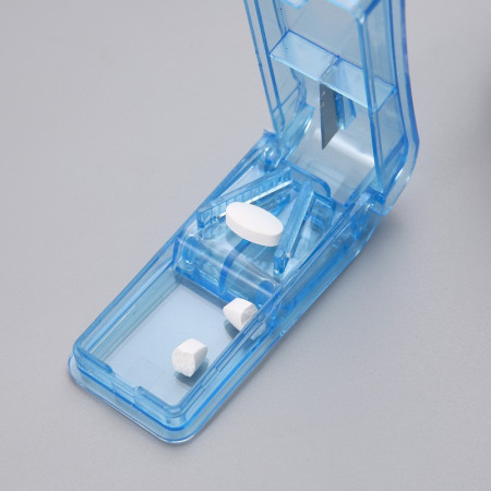 Dispozitiv pentru taiat sau sfaramat medicamente  material non-toxic, portabil, albastru