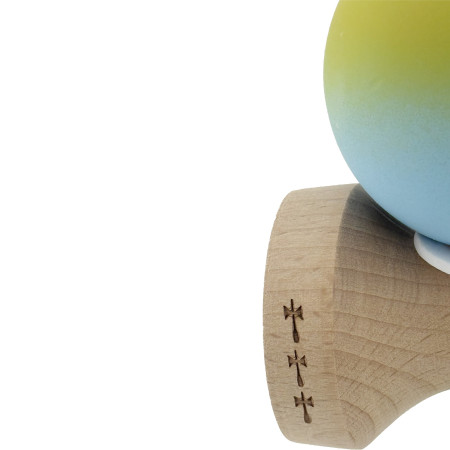 Kendama X Originala, Profesionala, Cyrax, Rubber Grip, Cupe Mari KING SIZE V3, Gaura in Baza, Rulment Metalic, din lemn 18 cm, Ata 62/65 cm, Gradient Galben/Albastru deschis