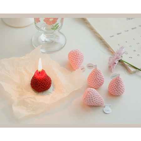 Set 4 Lumanari Parfumate,  Model Capsunici, Ardere 30 min, 52g, 6.3 x 6.3 x 3.8 cm, Rosu/Roz