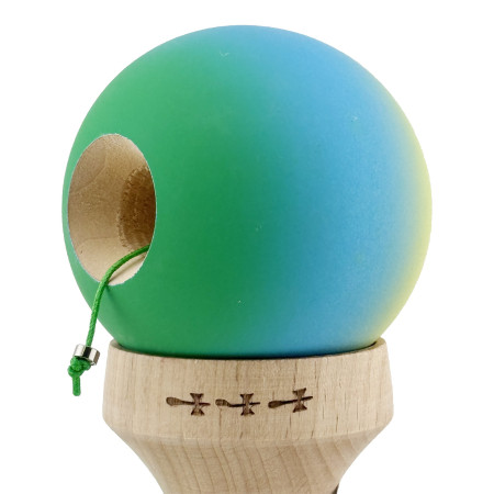 Kendama X Originala, Profesionala, Cyrax, Cupe Mari KING SIZE V3, Rubber Grip, Gaura in Baza, Rulment Metalic, din lemn 18 cm, Ata 62/65 cm, Gradient Galben/Albastru/Verde