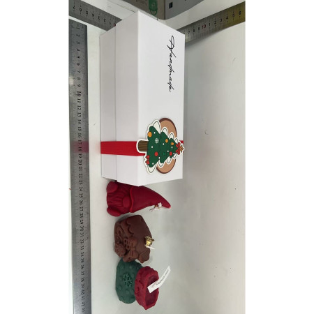 Lumanari Parfumate de Craciun,  GIFT BOX din 3 Lumanari din Ceara de Soia, Model B Pitic, Casuta, Ciorap, 22.5 x 9.5 x 9 cm, Multicolor