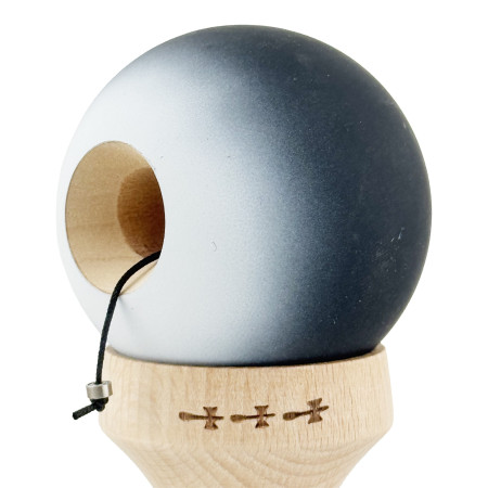 Kendama X Originala, Profesionala, Cyrax, Cupe Mari KING SIZE V3, Rubber Grip, Gaura in Baza, Rulment Metalic, din lemn 18 cm, Ata 62/65 cm, Gradient Negru/Alb