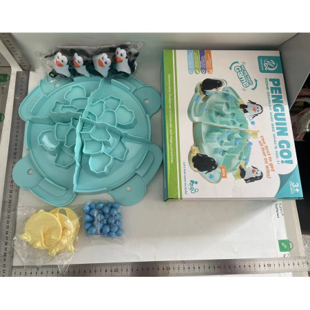 Joc Interactiv pentru Copii, Cyrax, Batalia Pinguinilor, 3 ani+, Tabla de Joc, Figurine Pinguini, Mingi, Multicolor