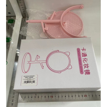 Oglina Cosmetica cu Picior, Cyrax, HD, Rotire 360 Grade, 15 cm Diametru, Suport Bijuterii Baza Rotunda + 2 Brate, Model cu Urechi, 31 x 14.5 x 15 cm, din Plastic, Roz/Alb