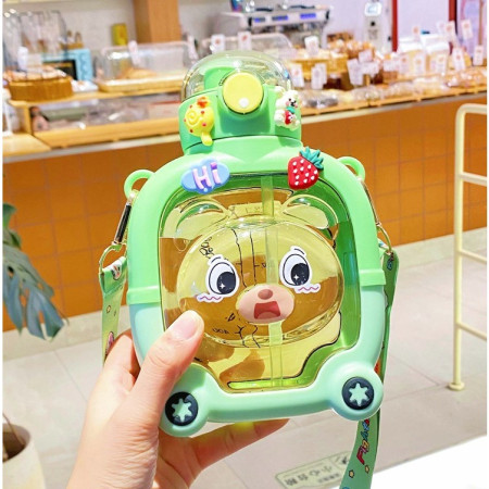 Sticla cu pai pentru copii, Cyrax, model ursulet, gradata, stickere aplicate, curea reglabila, din plastic rezistent la cadere, 1l, Verde, 20 x 13 cm