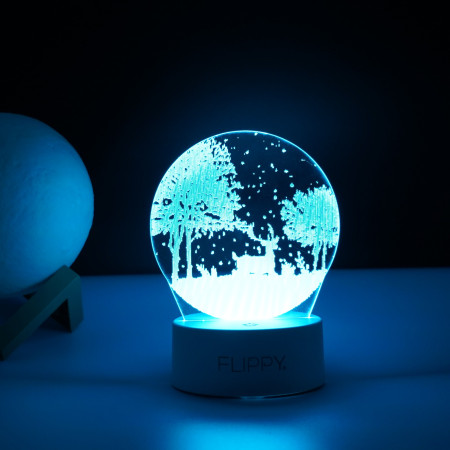 Lampa LED decorativa,  3D, Peisaj de iarna, cu telecomanda, doua moduri de alimentare USB si baterii, 20 cm inaltime, din material acril si lumina multicolora, alb